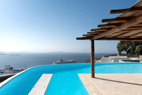 Infinite pool overlooking the sea in Mykonos