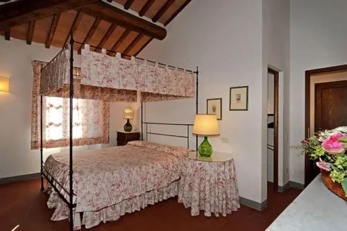 Bedroom with double bed in Tuscany