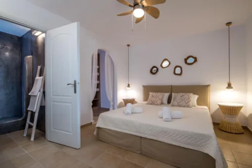 Bedroom with private bathroom with double bad in villa in Mykonos