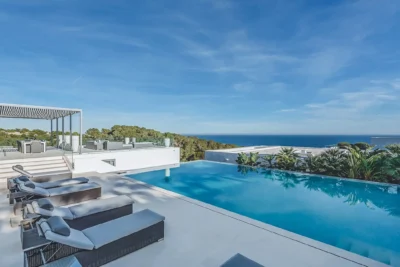 Infinity pool with ocean view